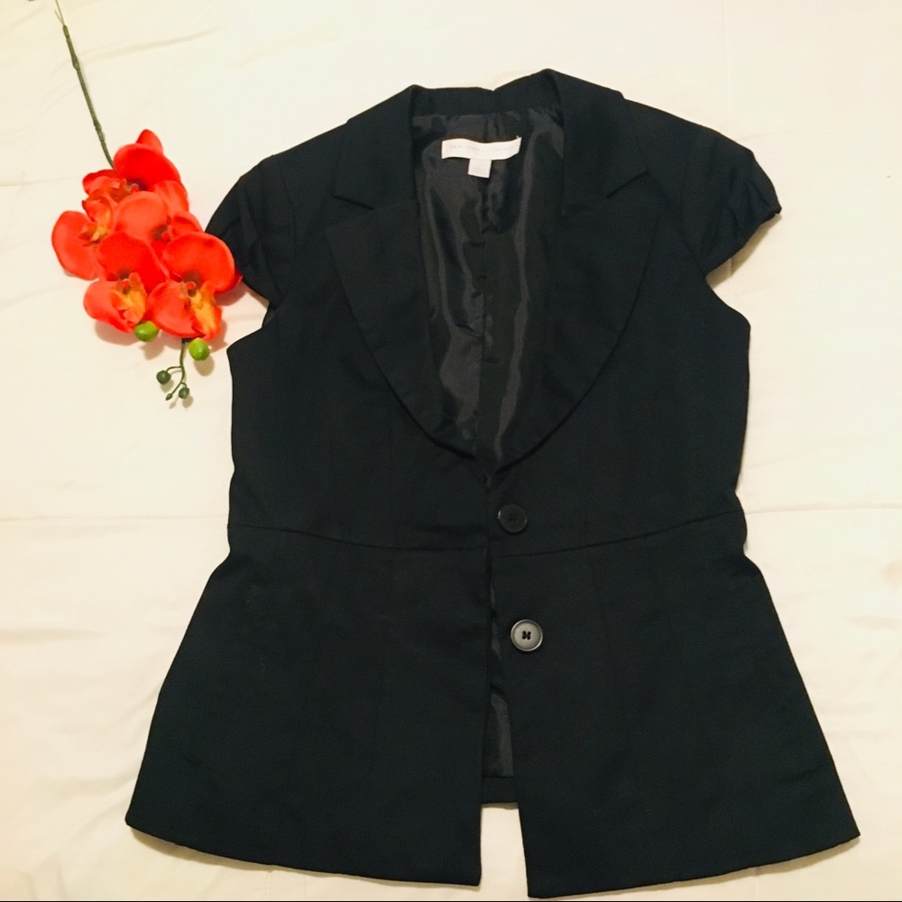 2 button short sleeves jacket. For all season.